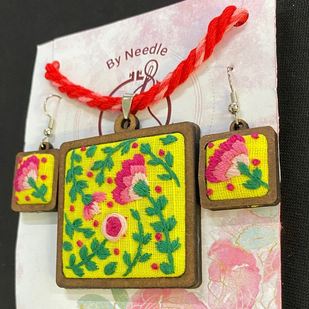 Floral Embroidered Jewelry Set - Picture 4 of 6